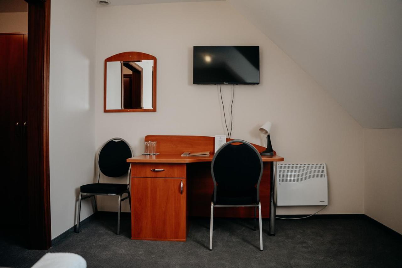 Hotel Resident Nowa Sarzyna Exterior foto